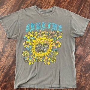Vibrant Gray Short Sleeve Tee with Sun Graphic
